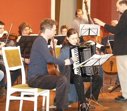 2003 m. • Piazzollos dvigubo koncerto repeticija
su Kristina Žebrauskaitė ir Šv. Kristoforo kameriniu orkestru Vilniuje Piazzollos dvigubas koncertas 2003 metais